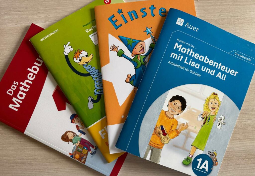 Verschiedene Mathebücher für die erste Klasse