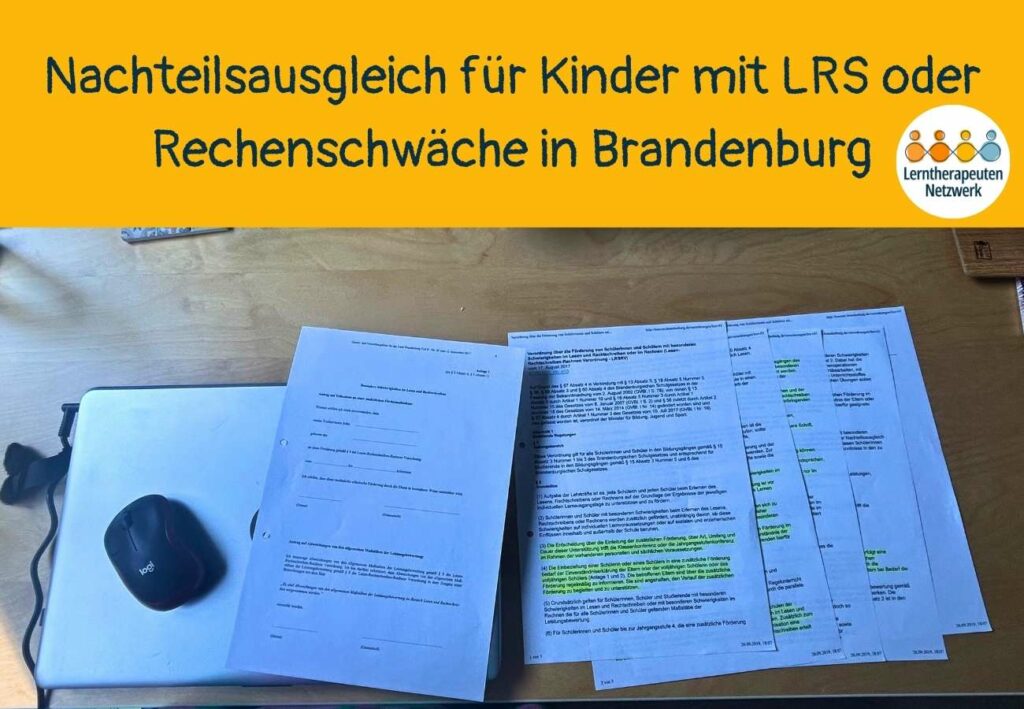 Das Foto zeigt verschiedene Papiere auf einem Schreibtisch. Text auf gelbem Untergrund: Nachteilsausgleich für Kinder mit LRS oder Rechenschwäche in Brandenburg