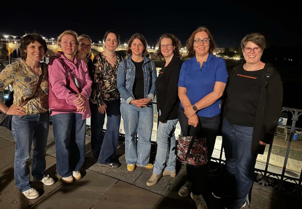 Das Lerntherapeutennetzwerk beim abendlichen Spazierganz an der Elbe in Dresden.
